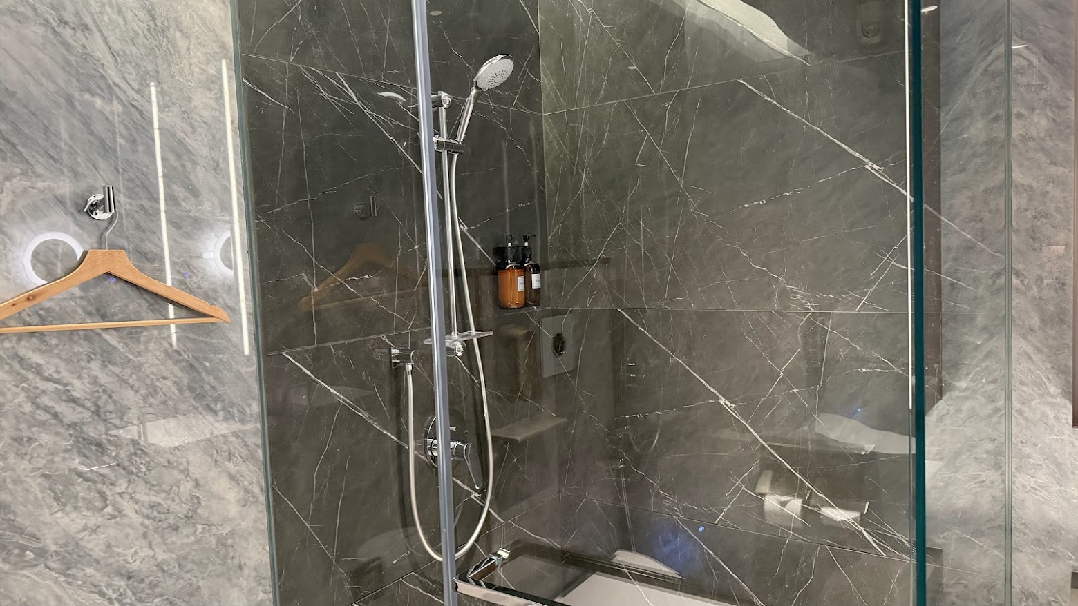 Singapore Airlines SilverKris Business Class Lounge T2 showers