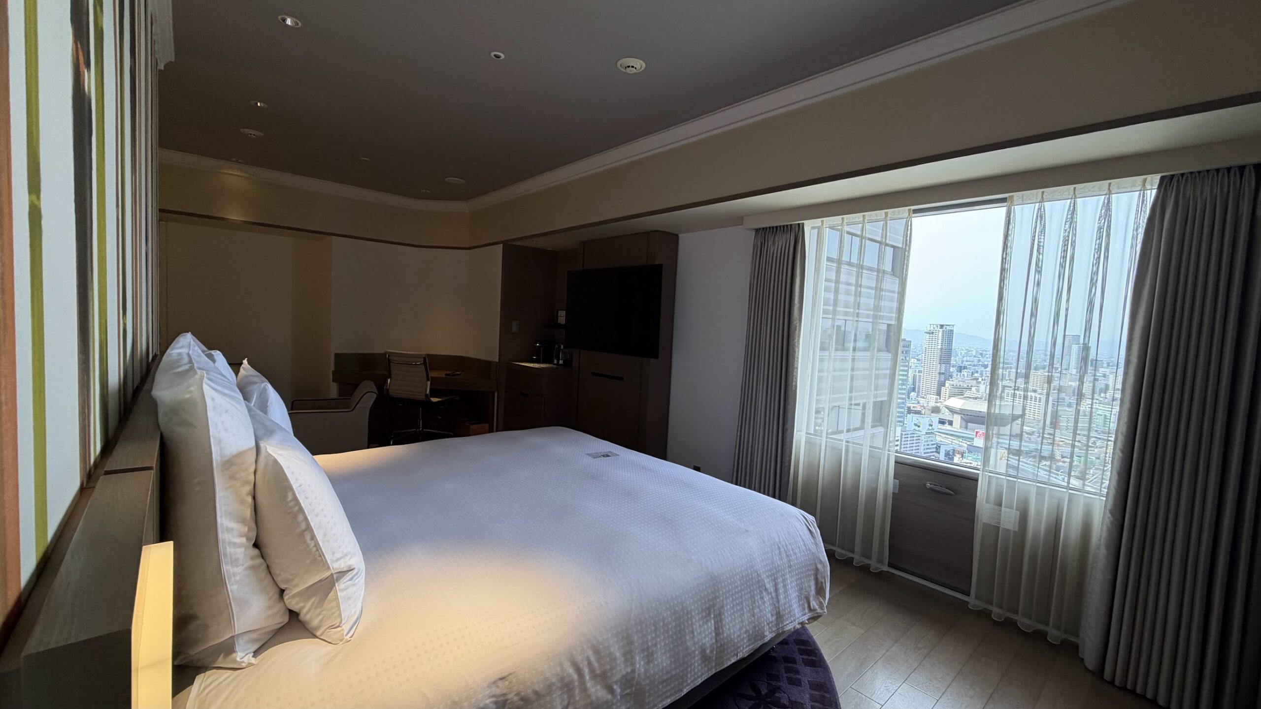 Swissotel Nankai Osaka Junior Suite King bedroom