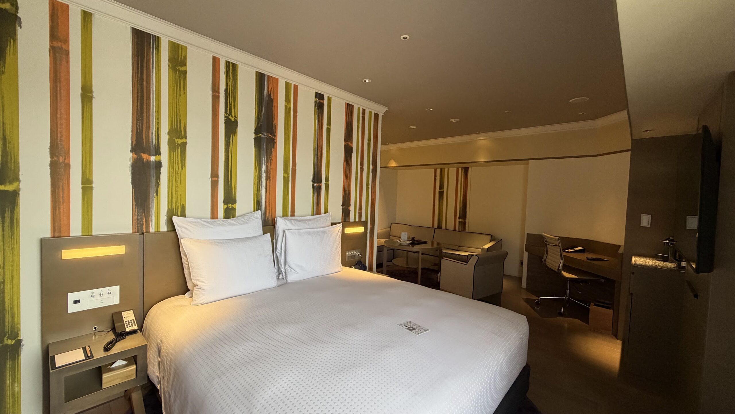 Swissotel Nankai Osaka Junior Suite King bedroom