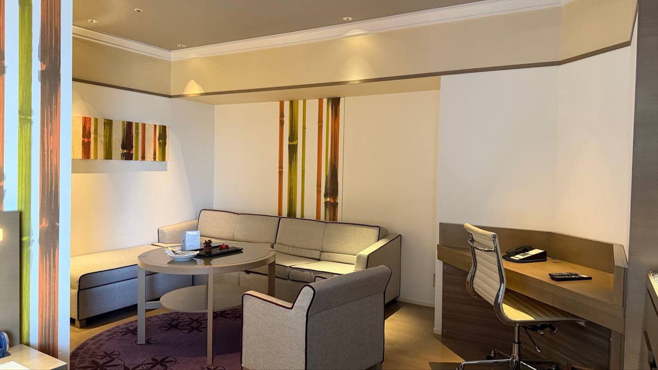 Swissotel Nankai Osaka Junior Suite King living room