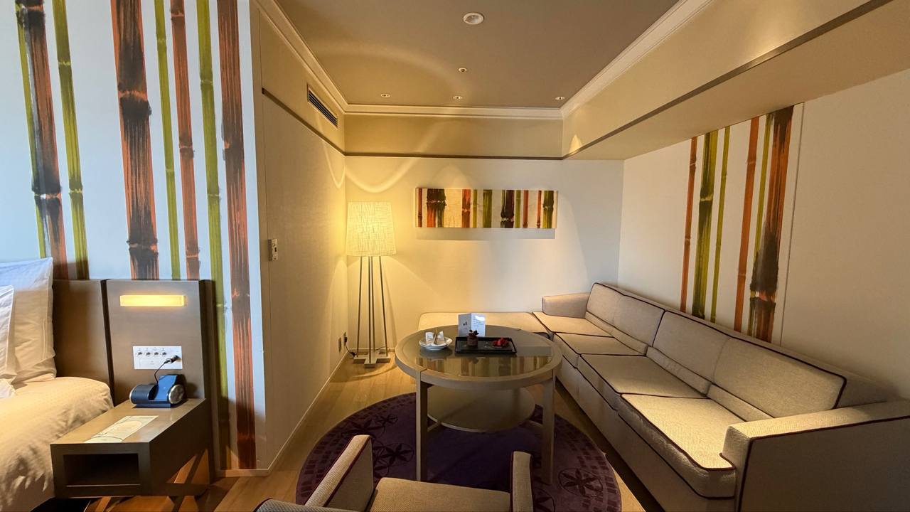 Swissotel Nankai Osaka Junior Suite King living room
