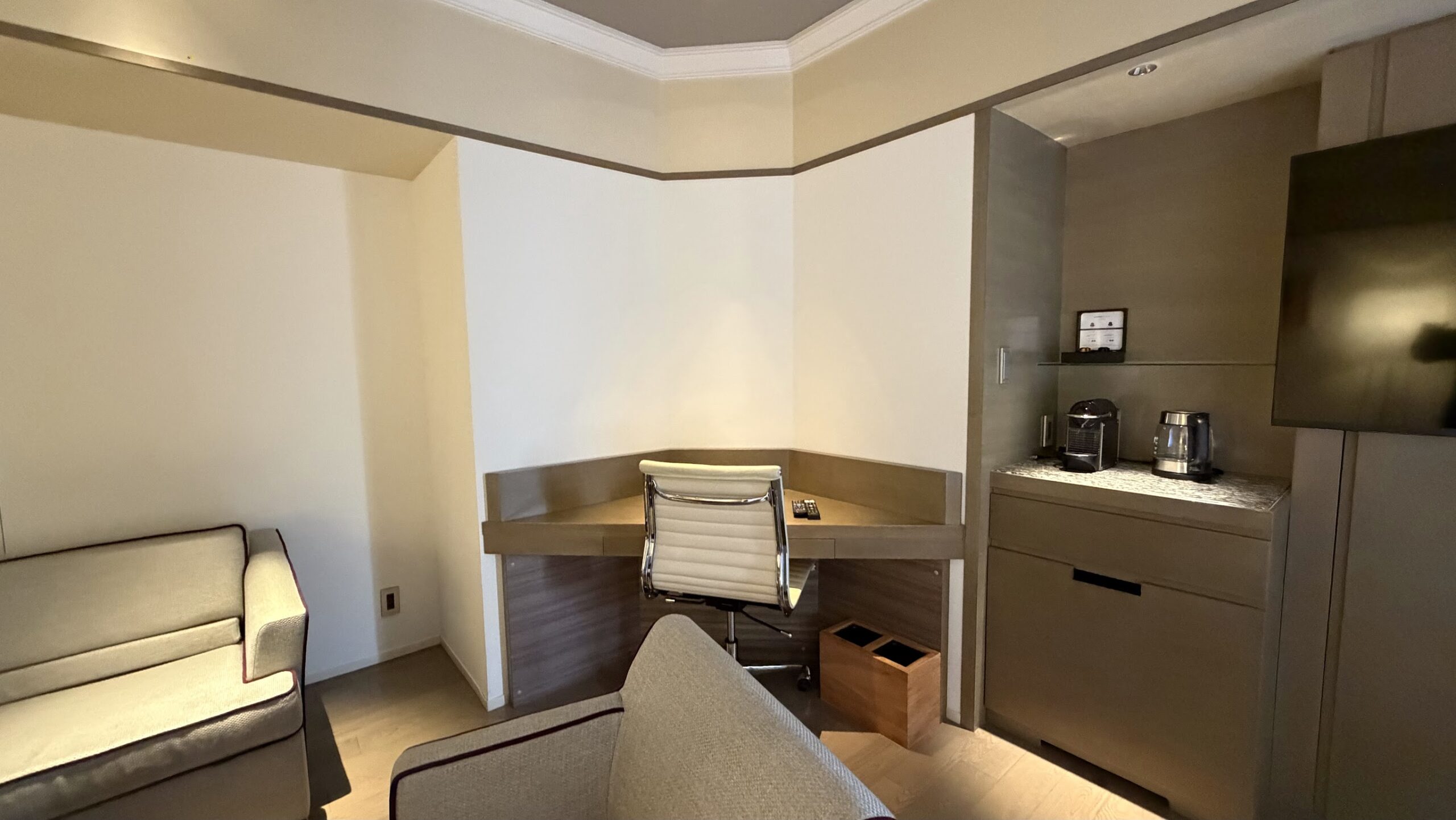 Swissotel Nankai Osaka Junior Suite King living room