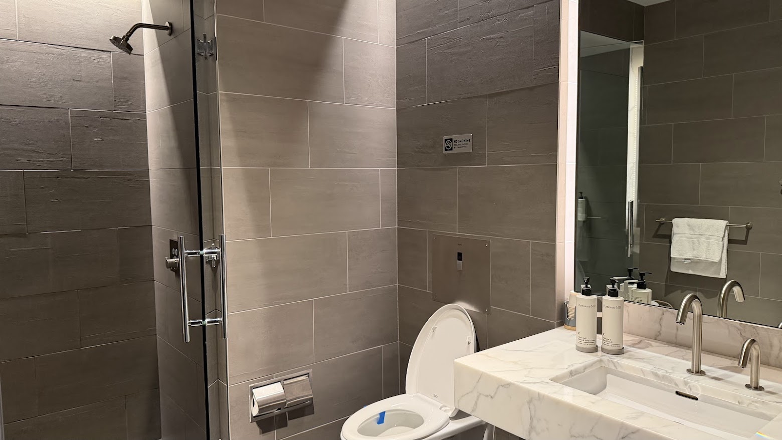 United Polaris Lounge San Francisco shower suite