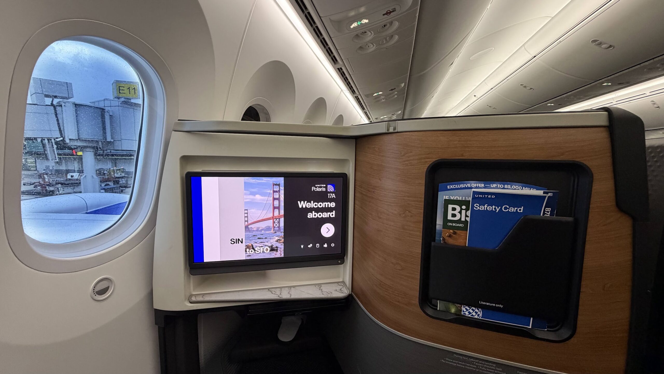 United Airlines UA2 Polaris business TV screen