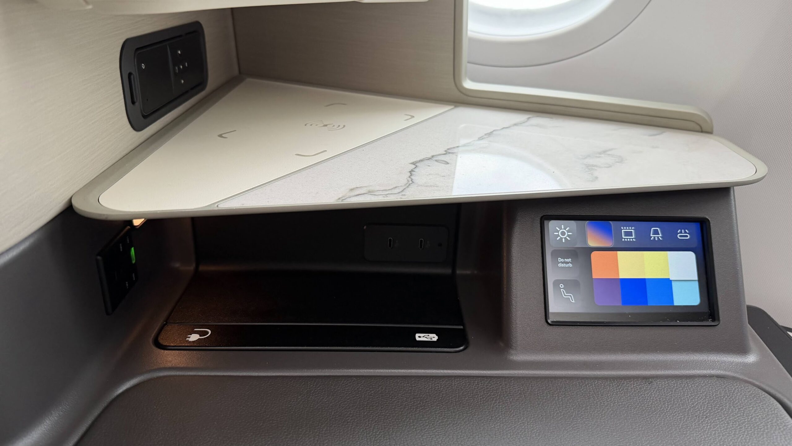 United Airlines UA2 Polaris business seat controls