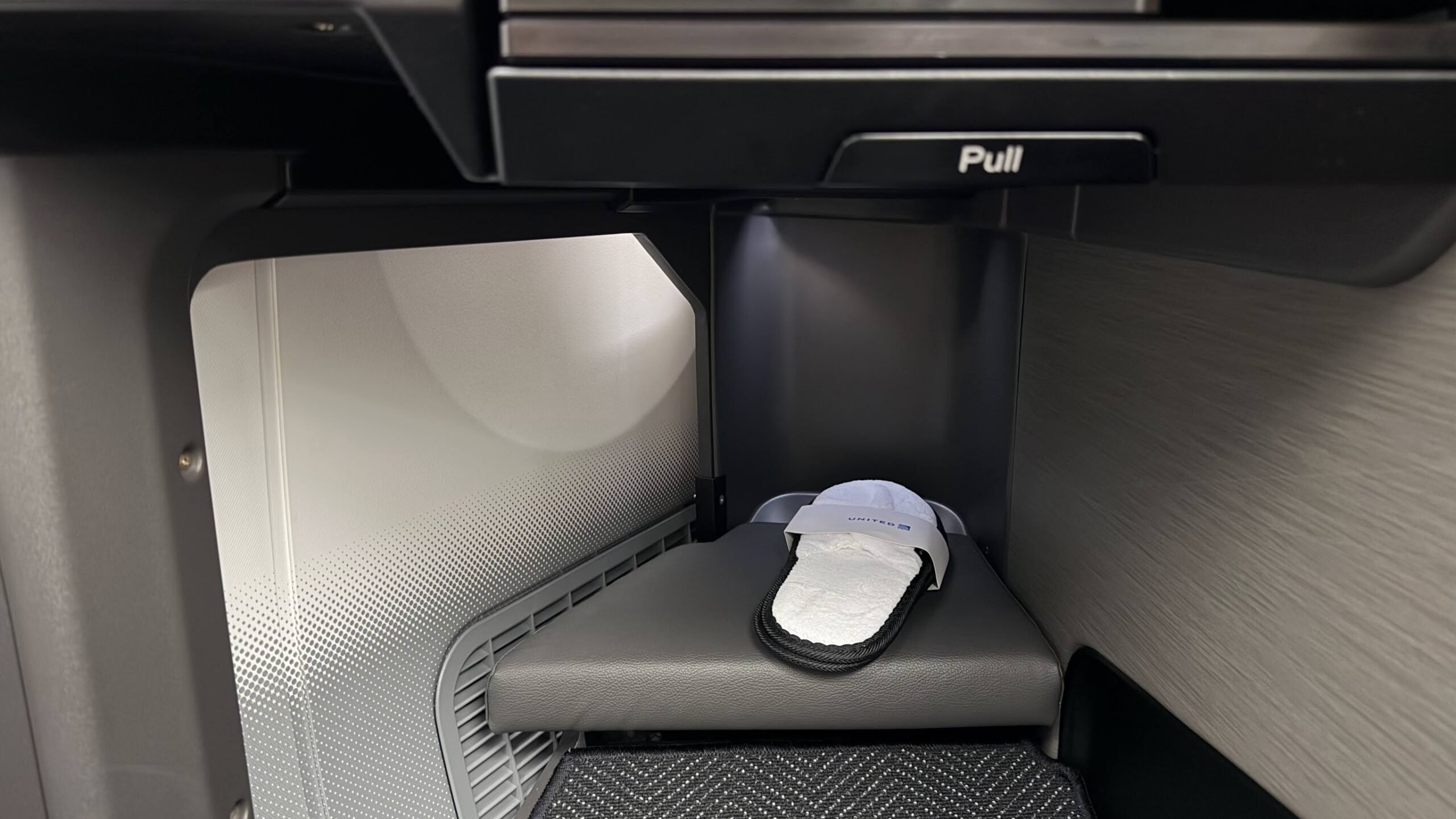 United Airlines UA2 Polaris business seat footwell