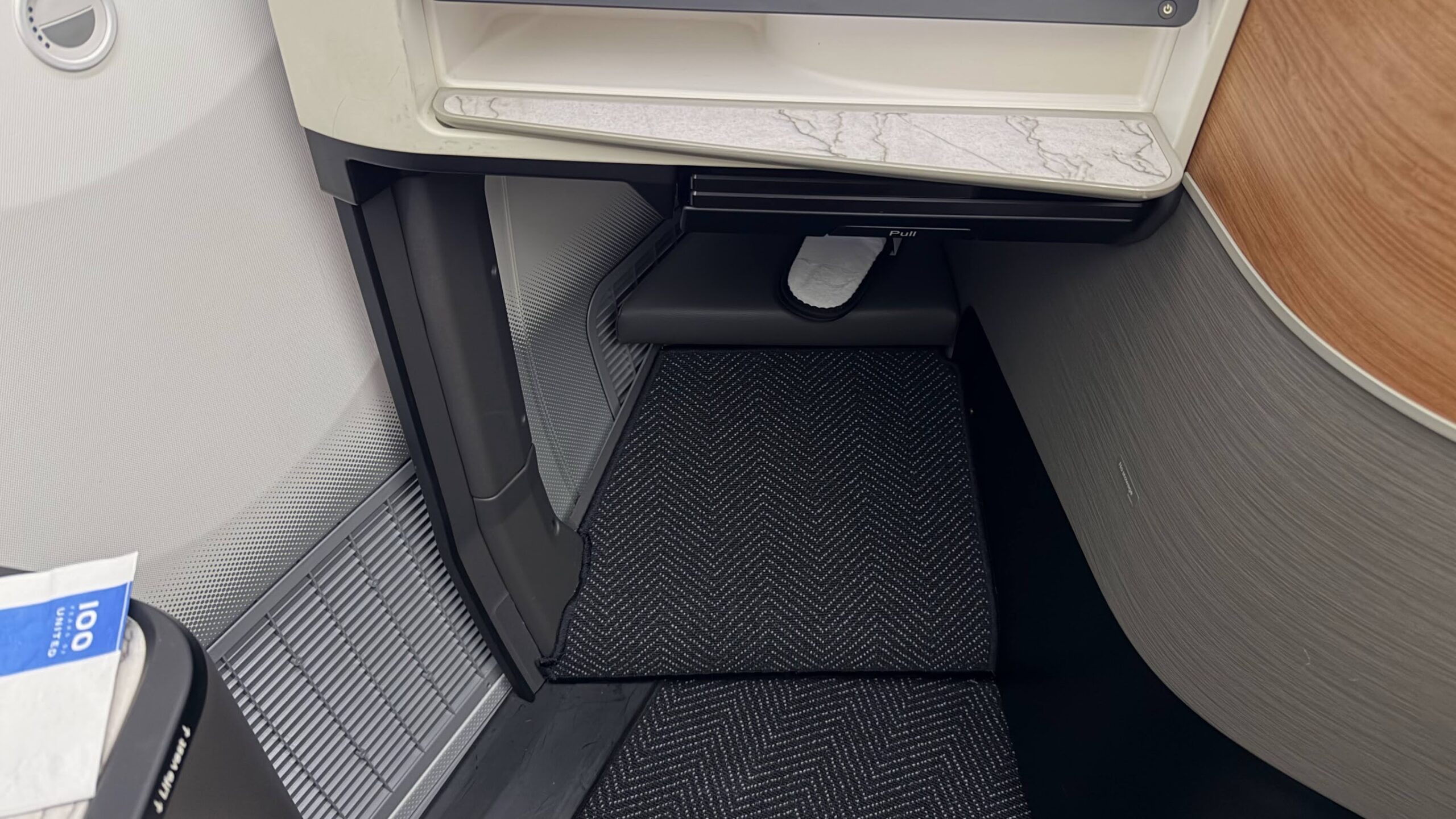 United Airlines UA2 Polaris business seat footwell