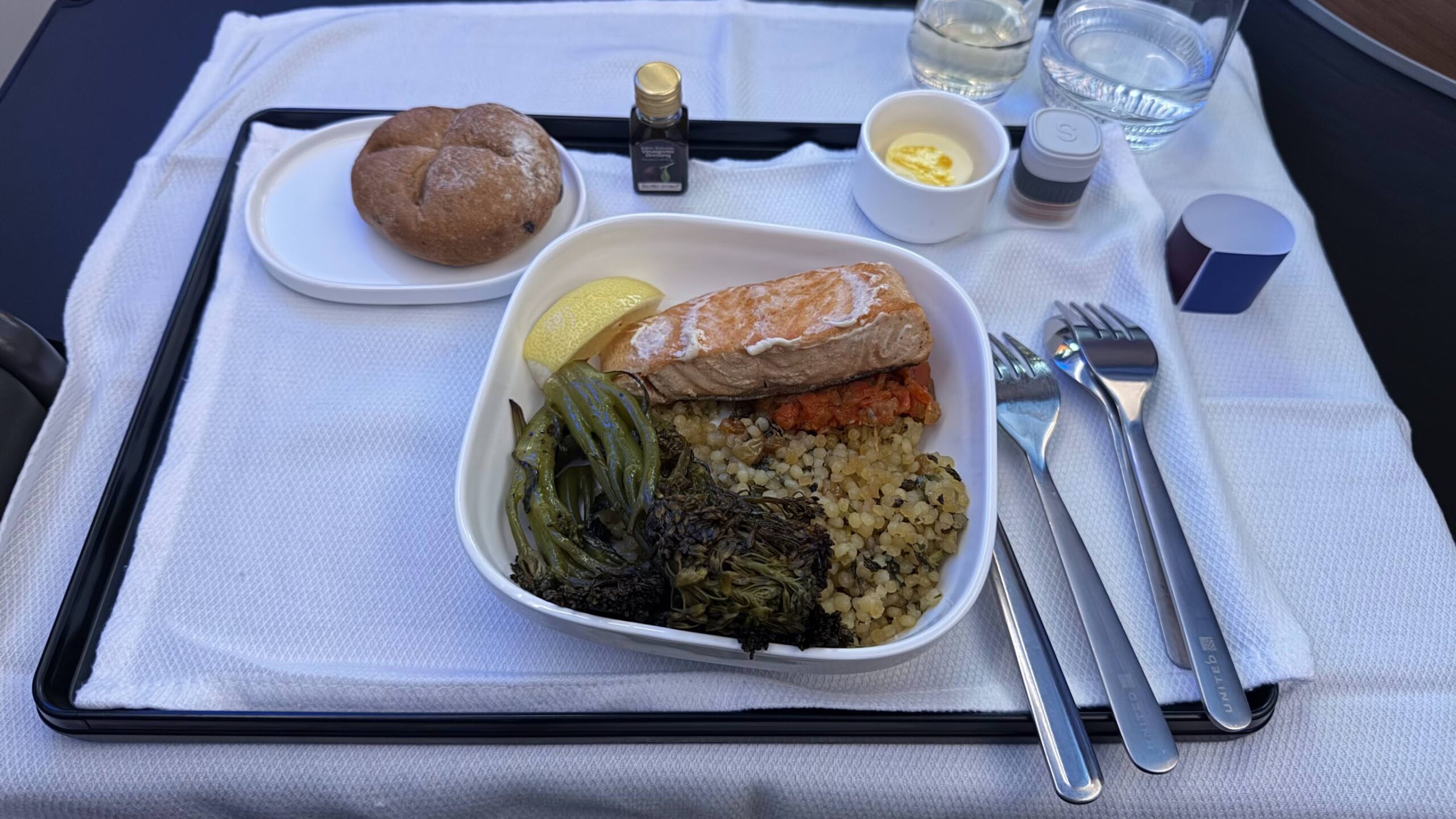 United Airlines UA2 Polaris business lunch service