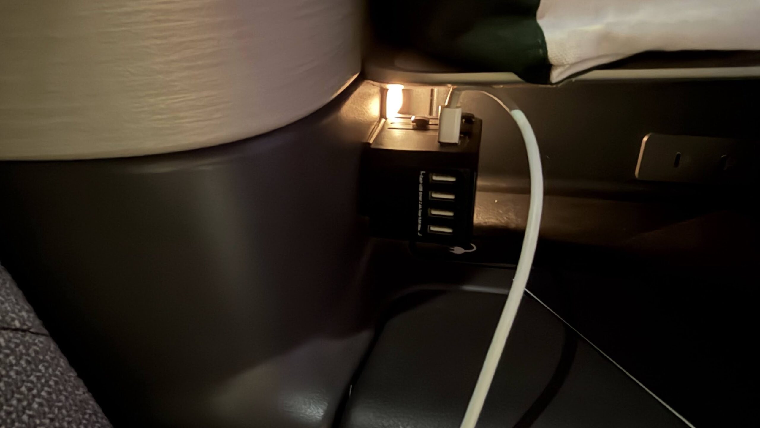United Airlines UA2 Polaris business seat power socket