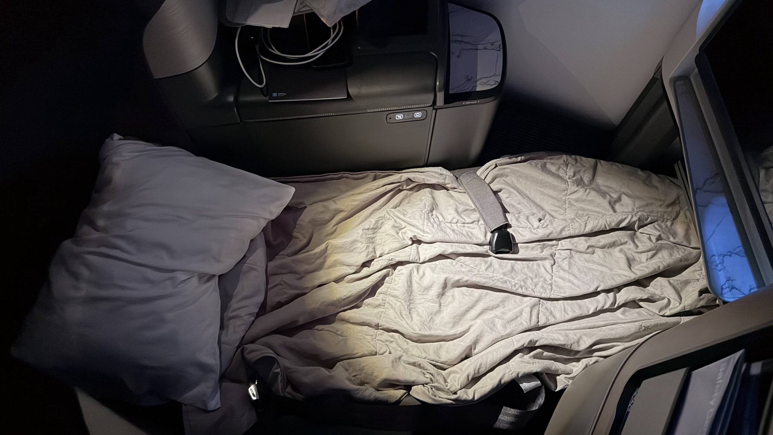 United Airlines UA2 Polaris business bed