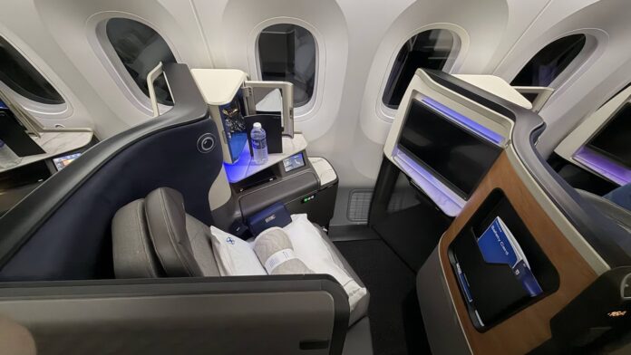 ua2-business-7 United Airlines UA2 Polaris business class