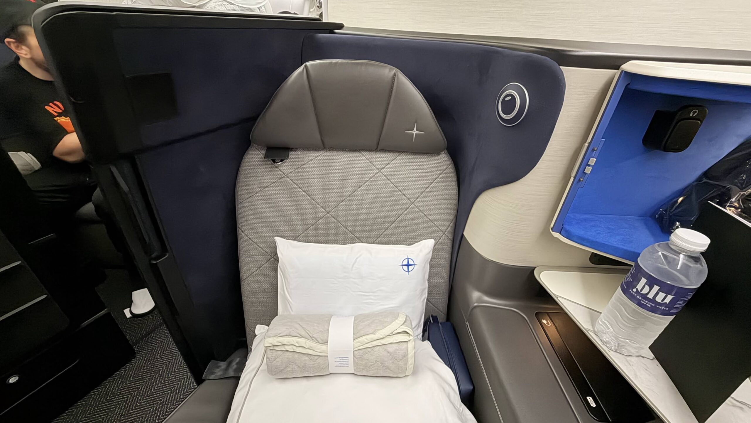 United Airlines UA2 Polaris business Saks Fifth Avenue bedding