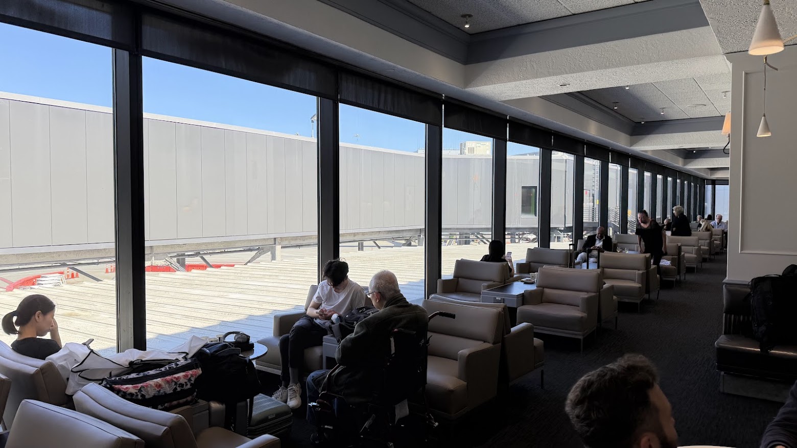 United Club San Francisco (F Gates) seating area with tarmac views