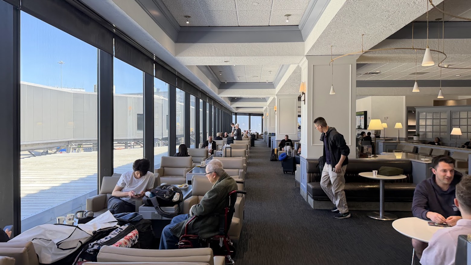 United Club San Francisco (F Gates) seating area with tarmac views