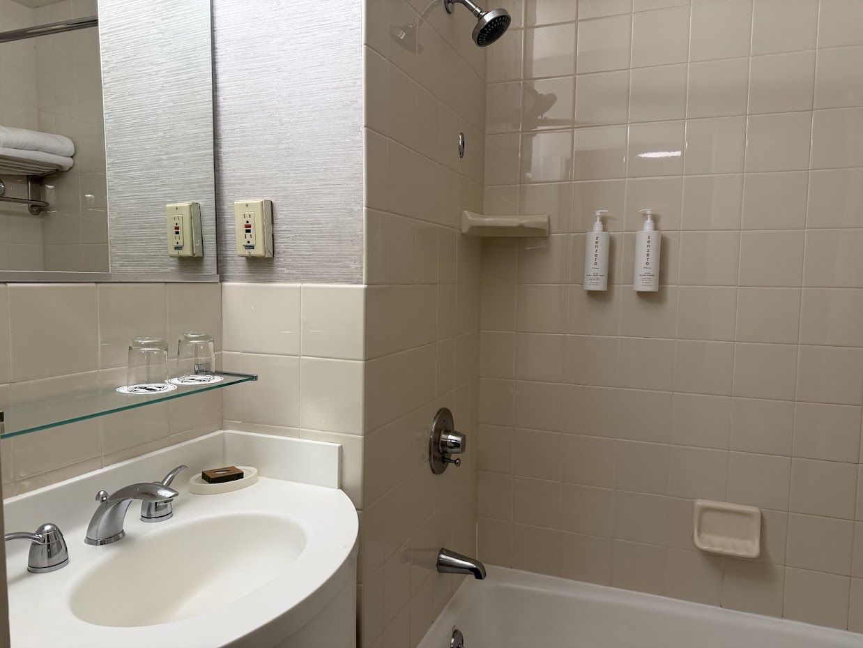 Handlery Union Square Hotel Historic King Room toilet and shower