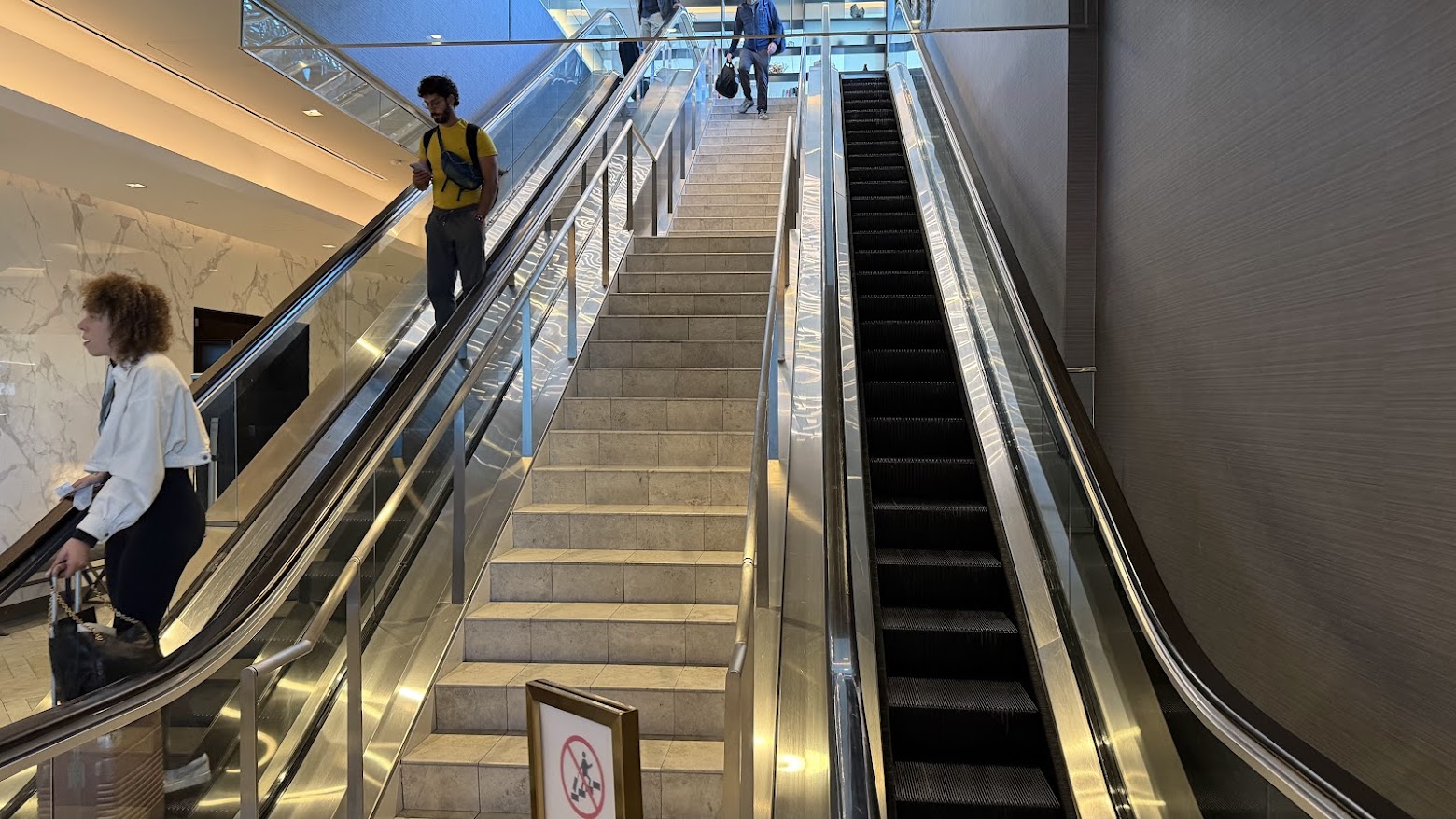 United Polaris Lounge San Francisco escalator to the upper floor