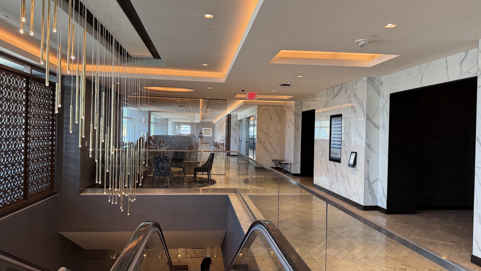 United Polaris Lounge San Francisco upper floor landing at the top of the escalator