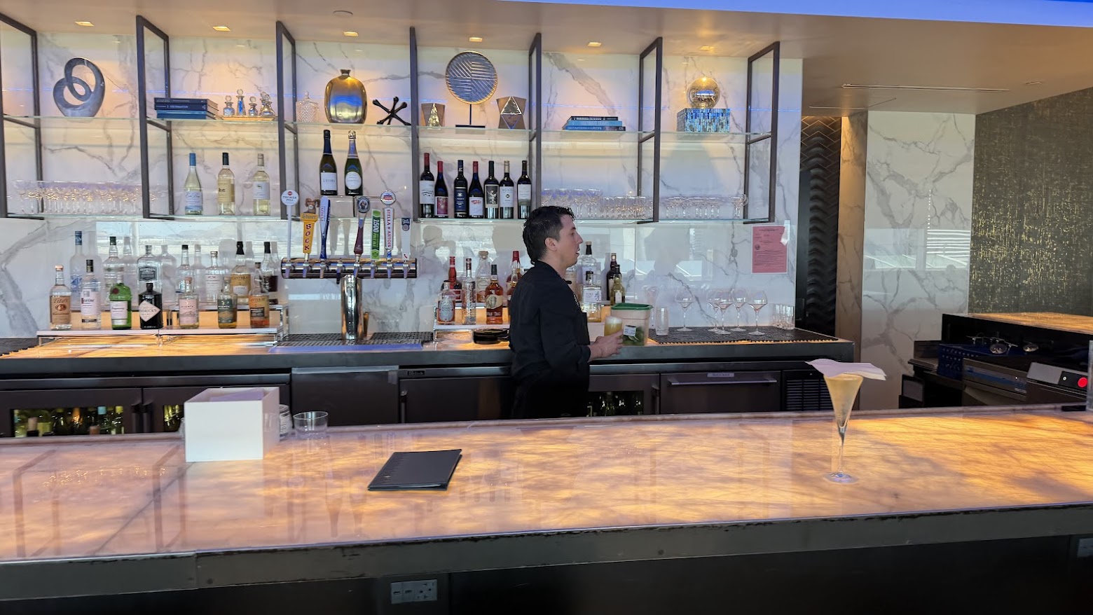 United Polaris Lounge San Francisco bar