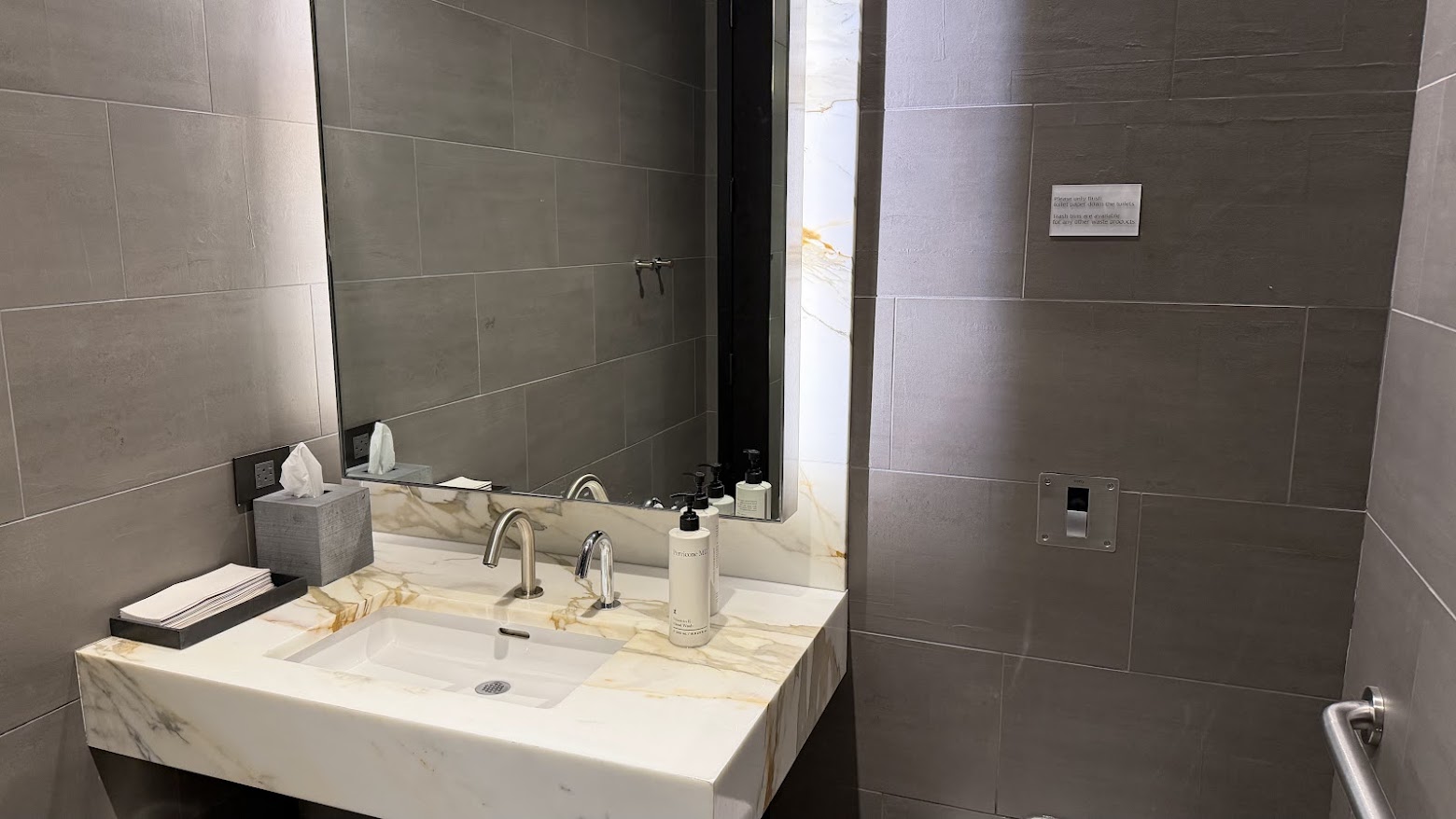 United Polaris Lounge San Francisco washroom