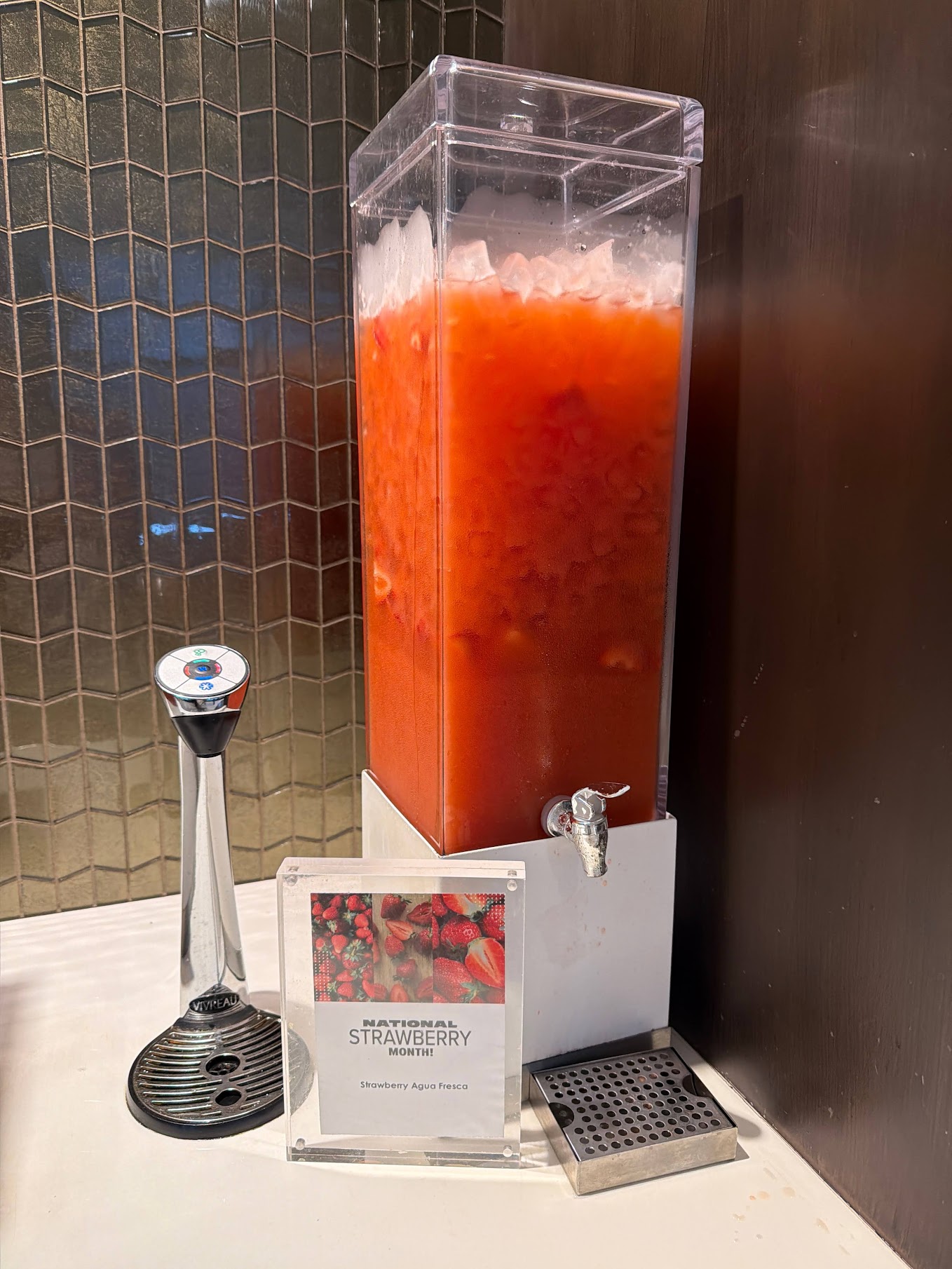 United Polaris Lounge San Francisco strawberry agua fresca