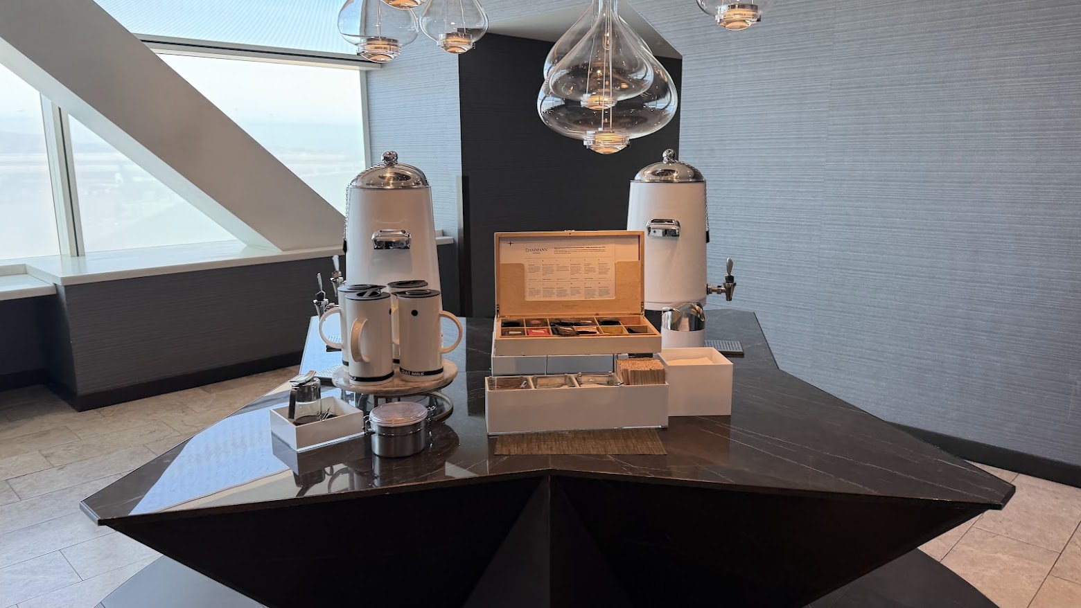 United Polaris Lounge San Francisco lower floor tea station