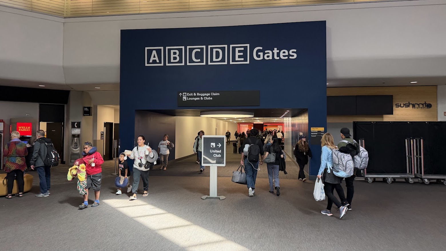 Signs to the United Club San Francisco (F Gates)