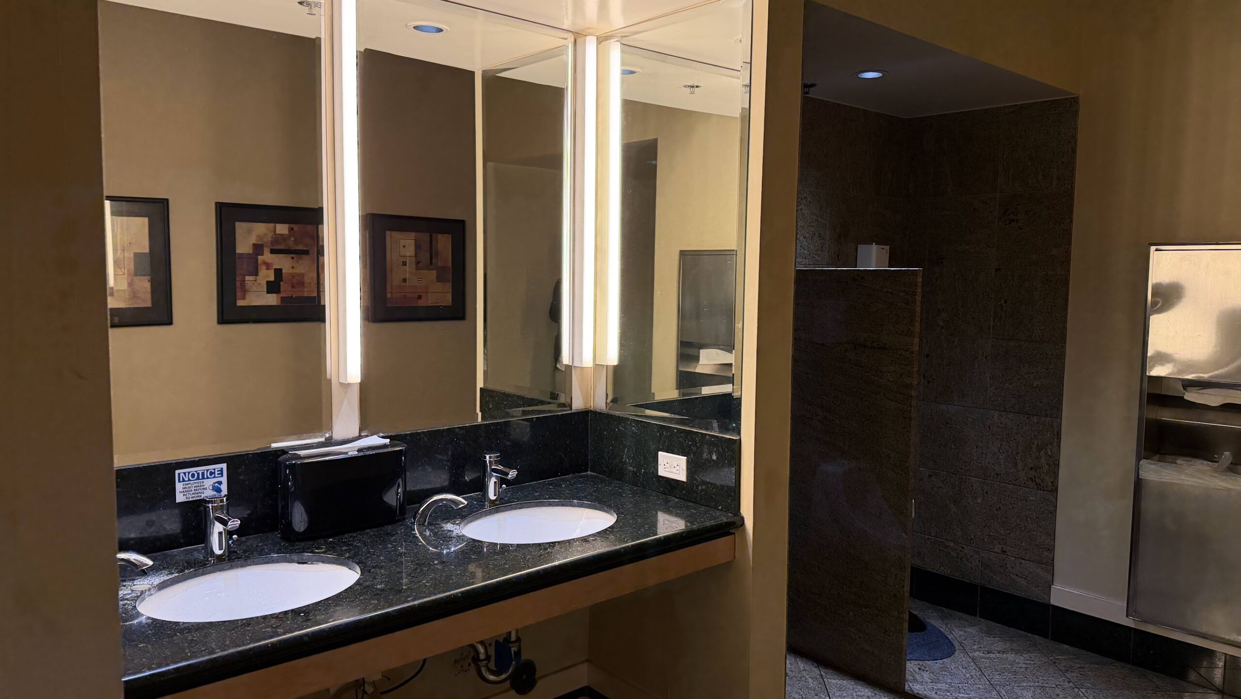 United Club San Francisco (G Gates) washroom