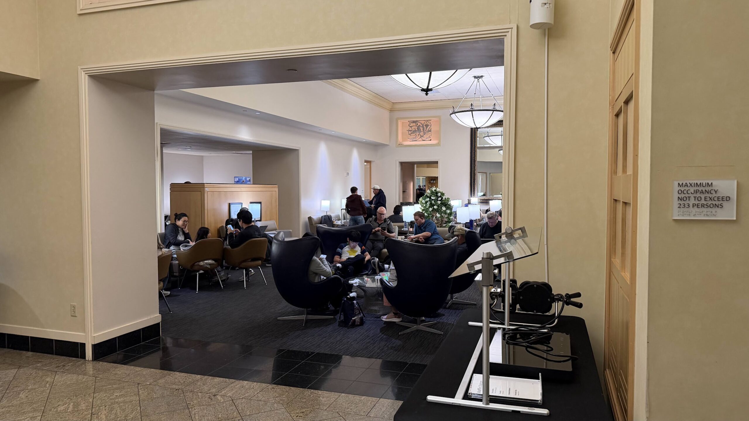 United Club San Francisco (G Gates) seating area