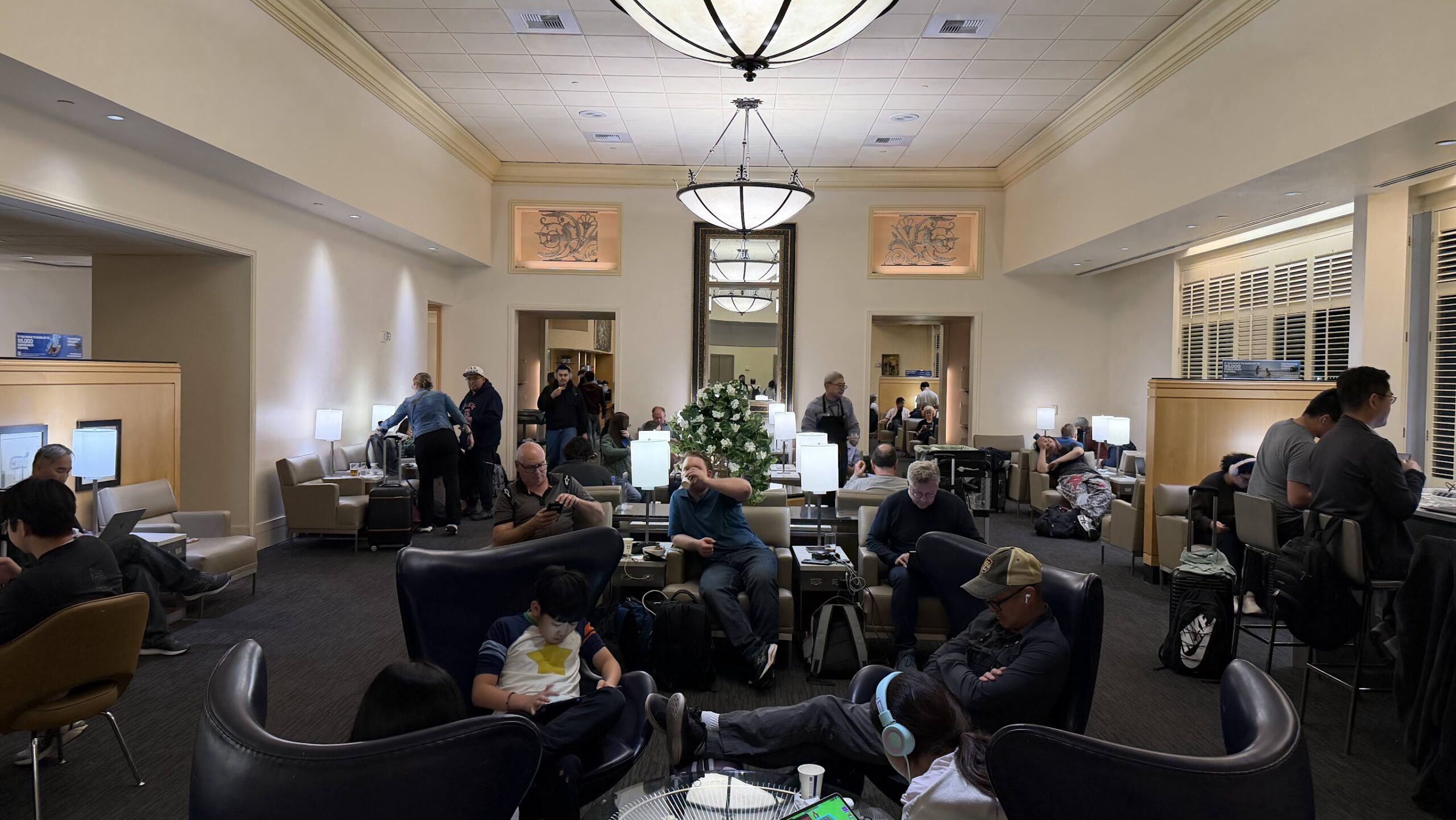 United Club San Francisco (G Gates) seating area