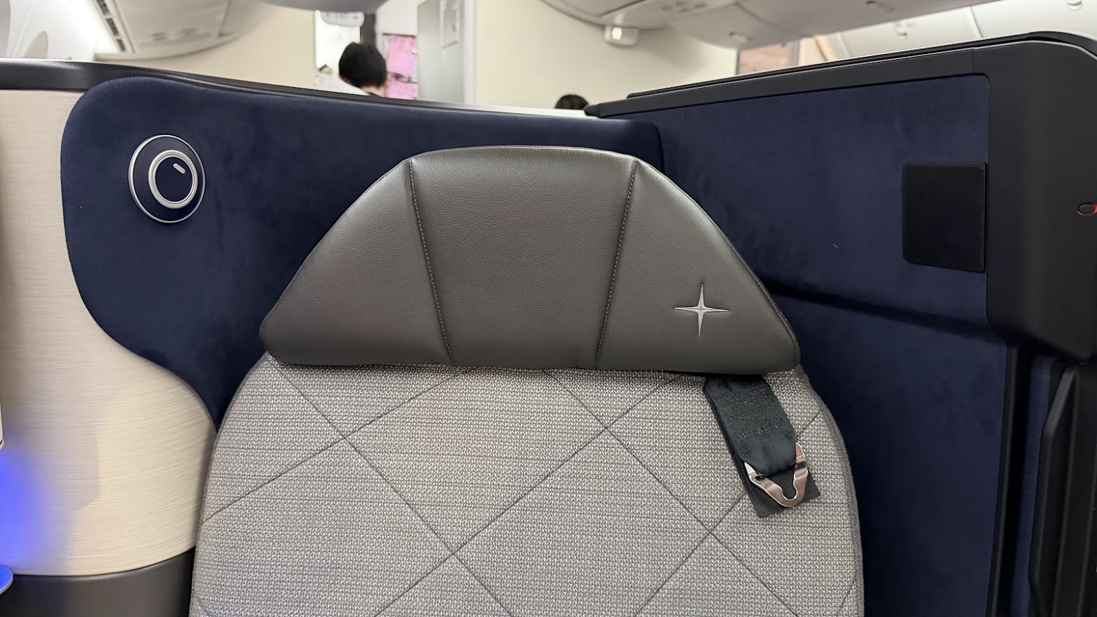 United Airlines UA1 Polaris business class seat headrest