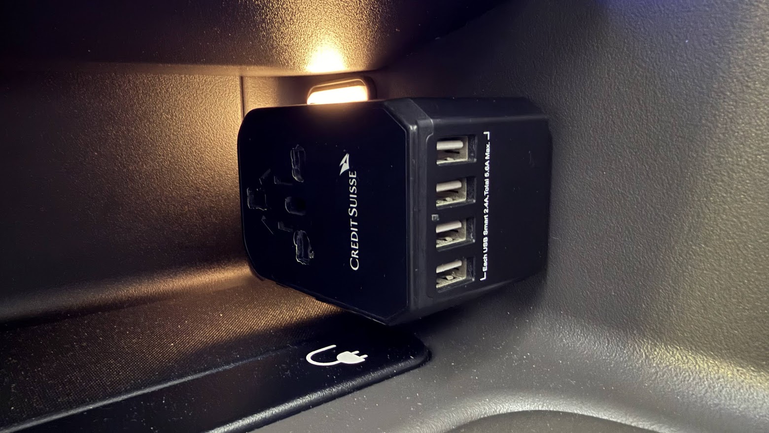 United Airlines UA1 Polaris business class power outlet