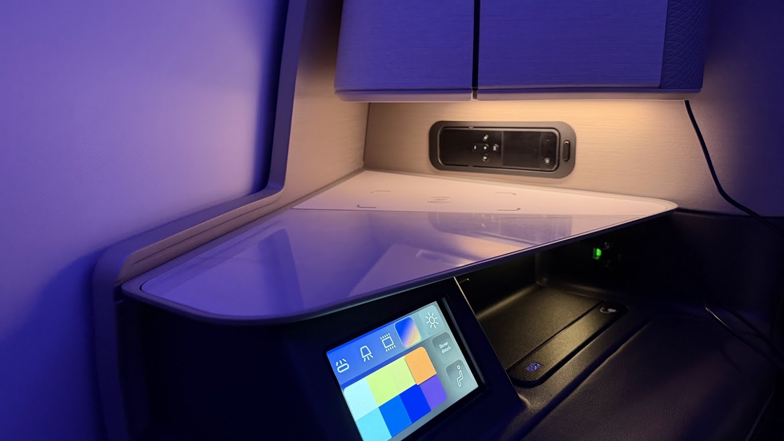 United Airlines UA1 Polaris business class mood lighting control