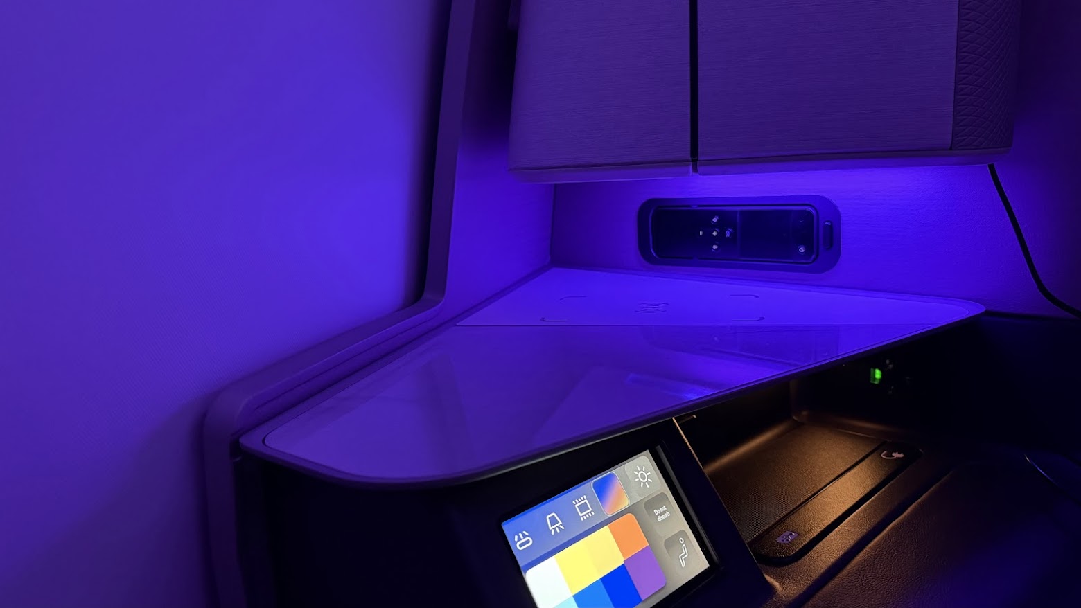 United Airlines UA1 Polaris business class mood lighting control