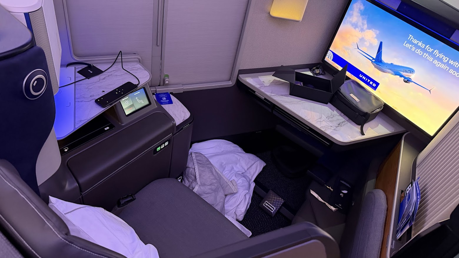 United Airlines UA1 Polaris Studio seat 1F