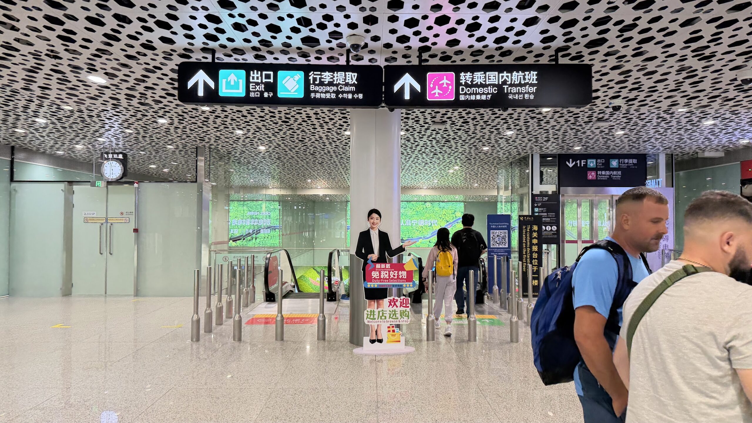 Domestic transfer signs at Shenzhen Bao’an International Airport