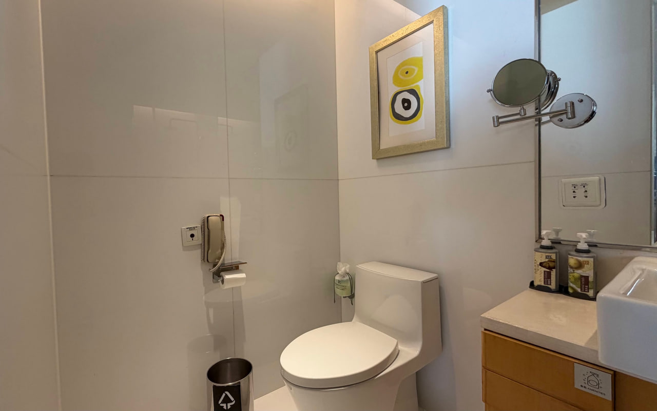 Renaissance Shanghai Yu Garden Hotel Bund River View Studio bathroom toilet and vanity