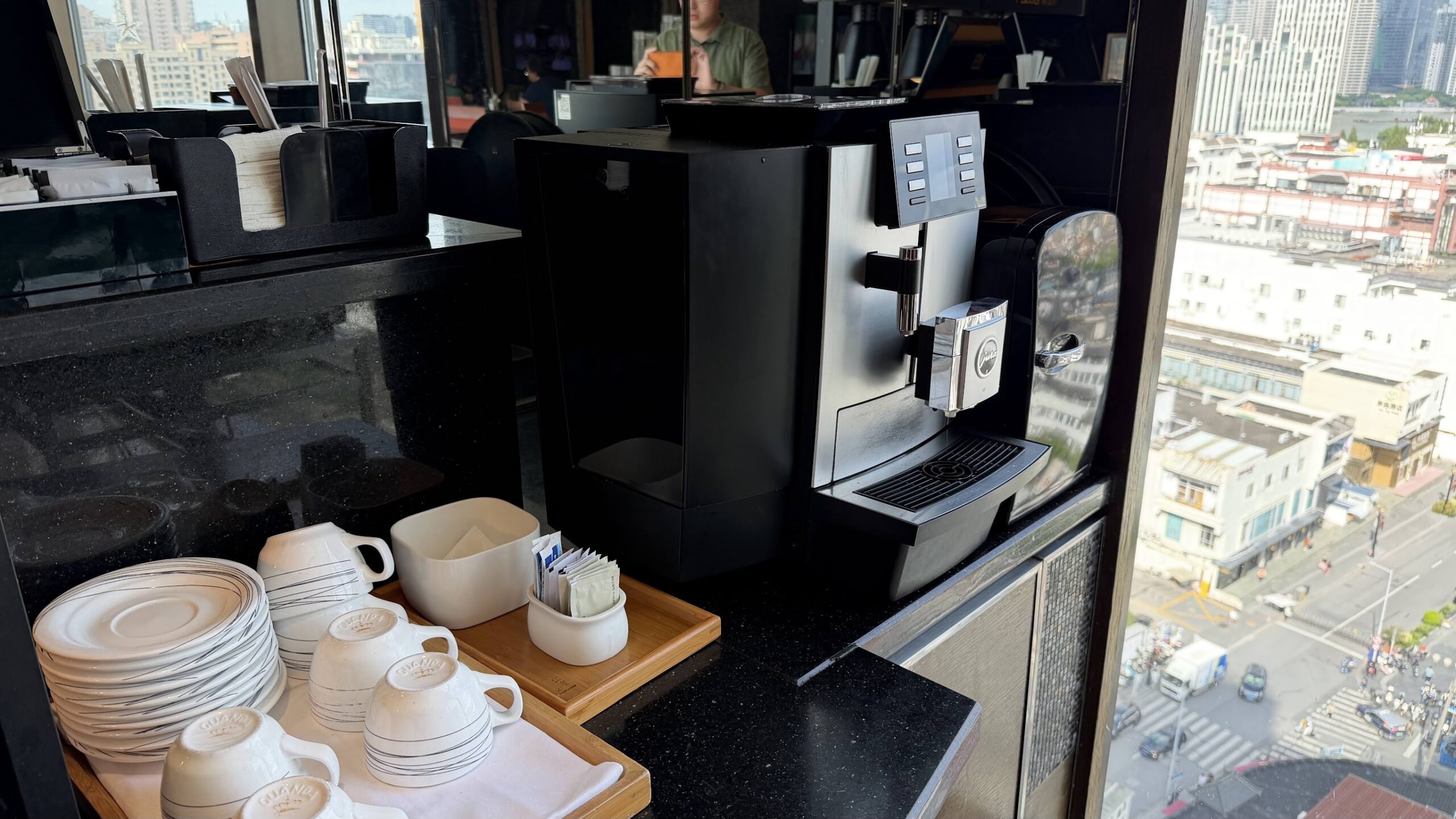 Renaissance Shanghai Yu Garden Hotel Executive Lounge coffee machine beside the windows