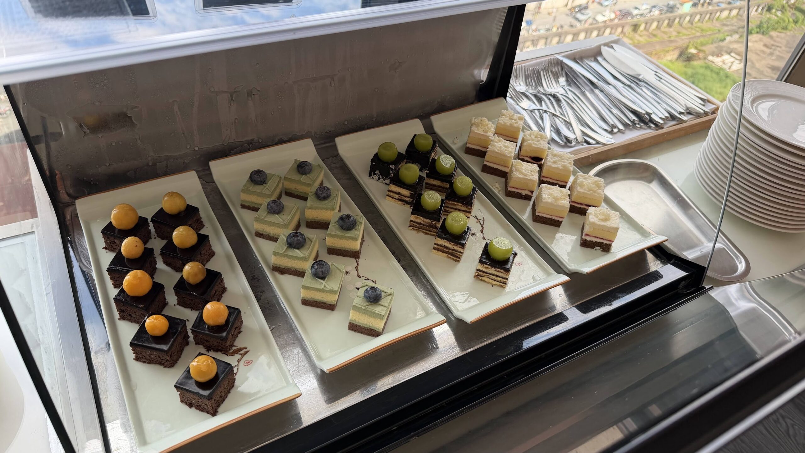 Renaissance Shanghai Yu Garden Hotel Executive Lounge afternoon tea cakes