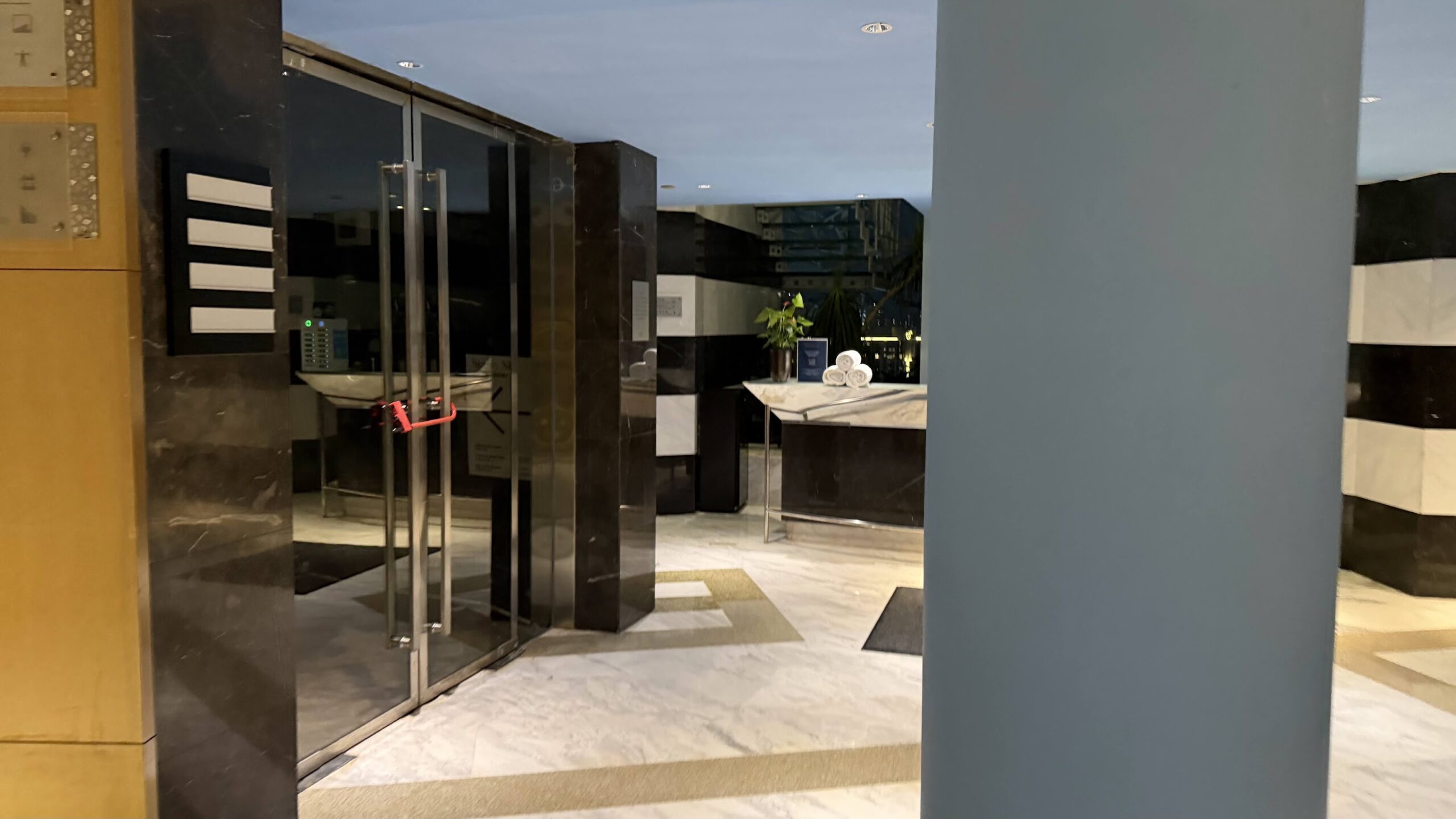 Renaissance Shanghai Yu Garden Hotel health club changing area and vanity