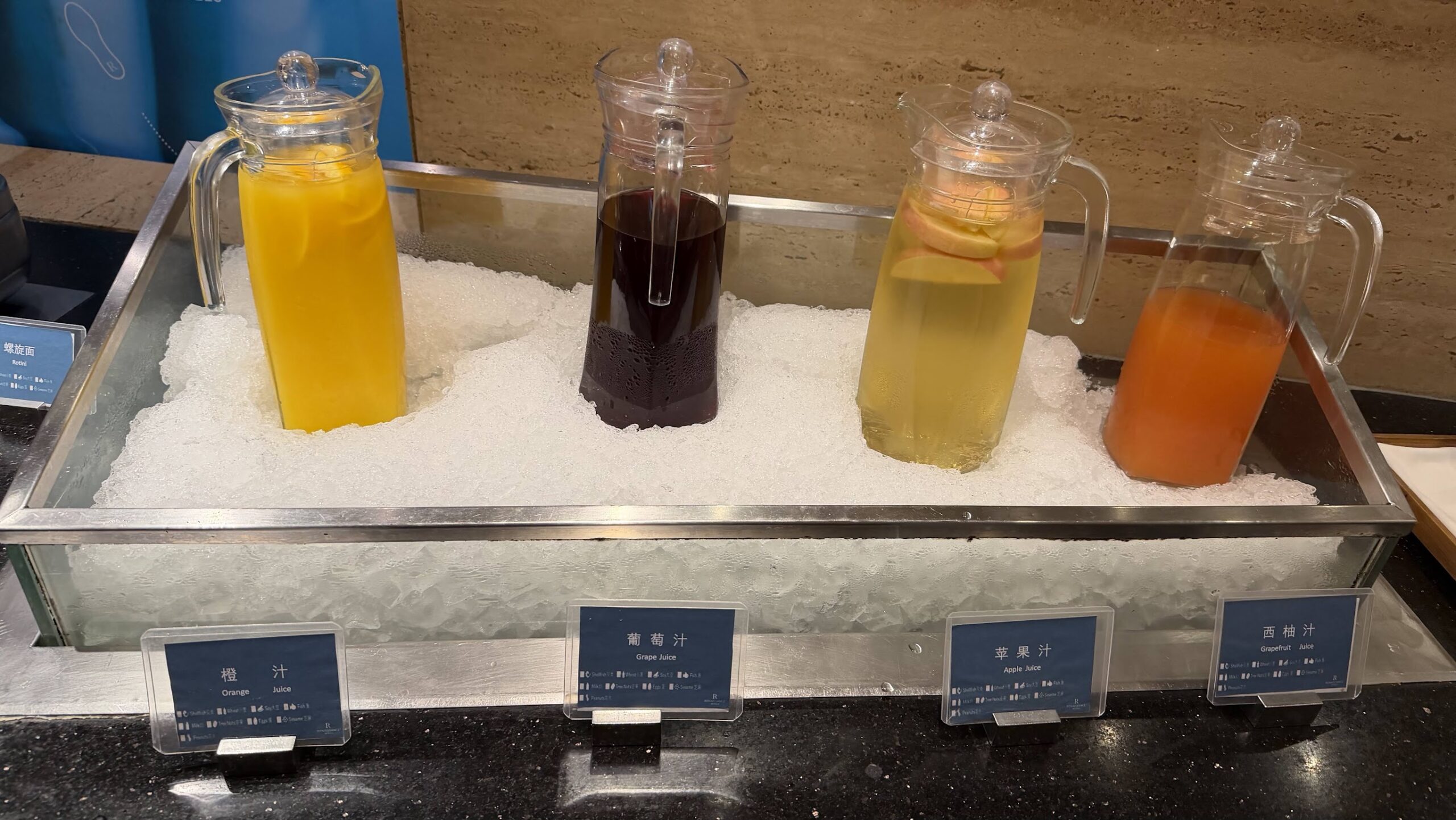Renaissance Shanghai Yu Garden Hotel Executive Lounge evening orange, grape, apple and grapefruit juices