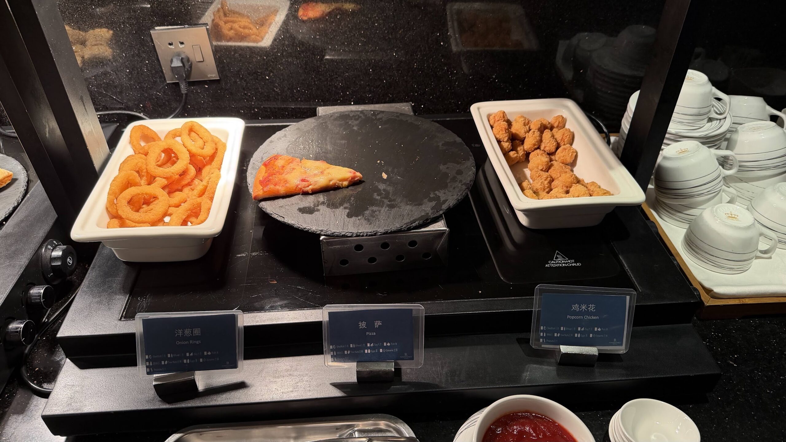 Renaissance Shanghai Yu Garden Hotel Executive Lounge evening onion rings, pizza and popcorn chicken