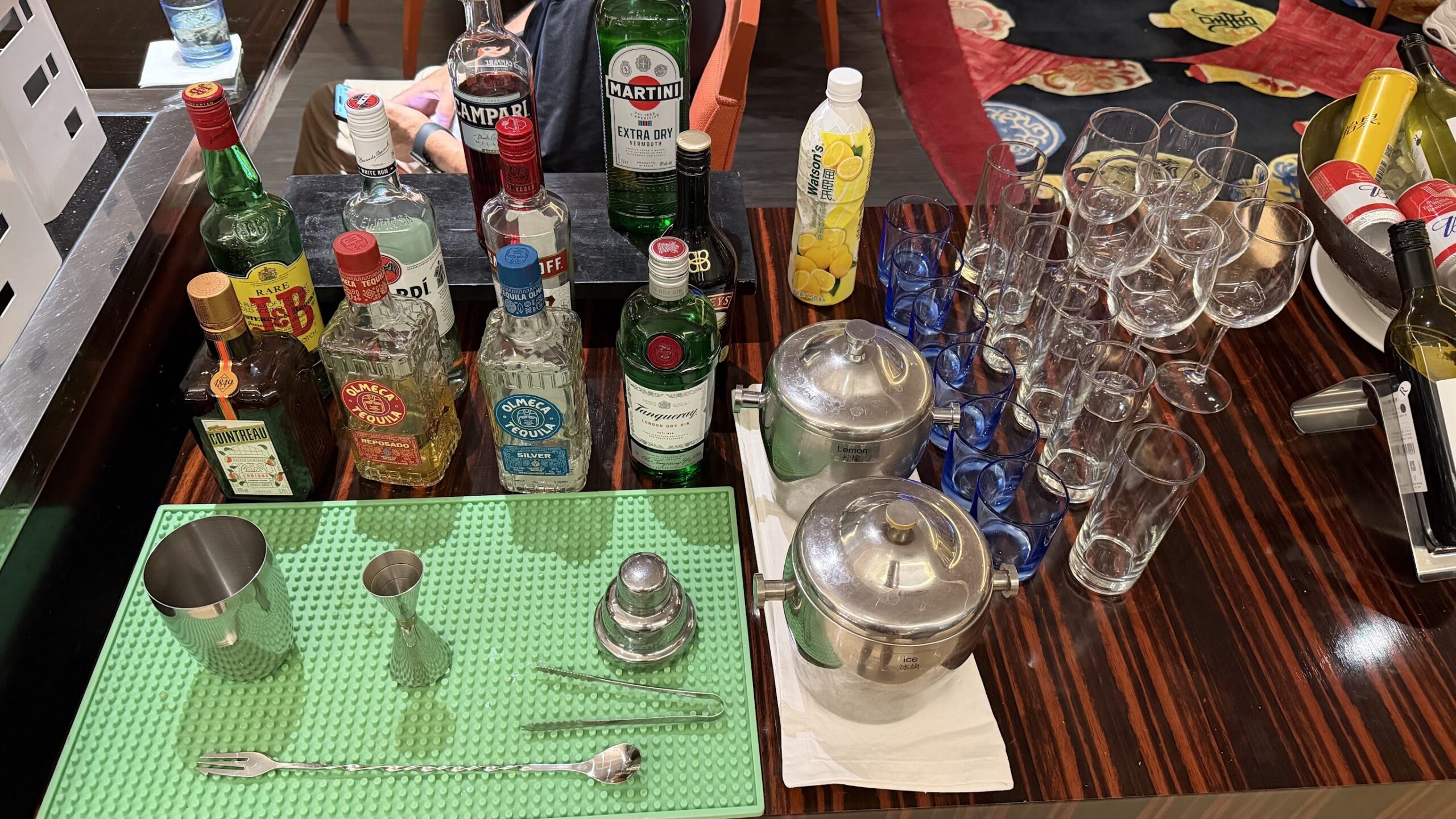 Renaissance Shanghai Yu Garden Hotel Executive Lounge spirits, liqueurs and Martini Extra Dry vermouth