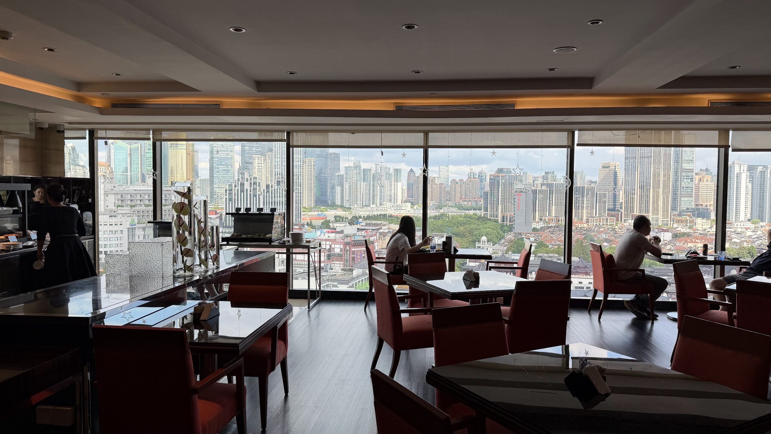 Renaissance Shanghai Yu Garden Hotel Executive Lounge lower-level dining tables and city views