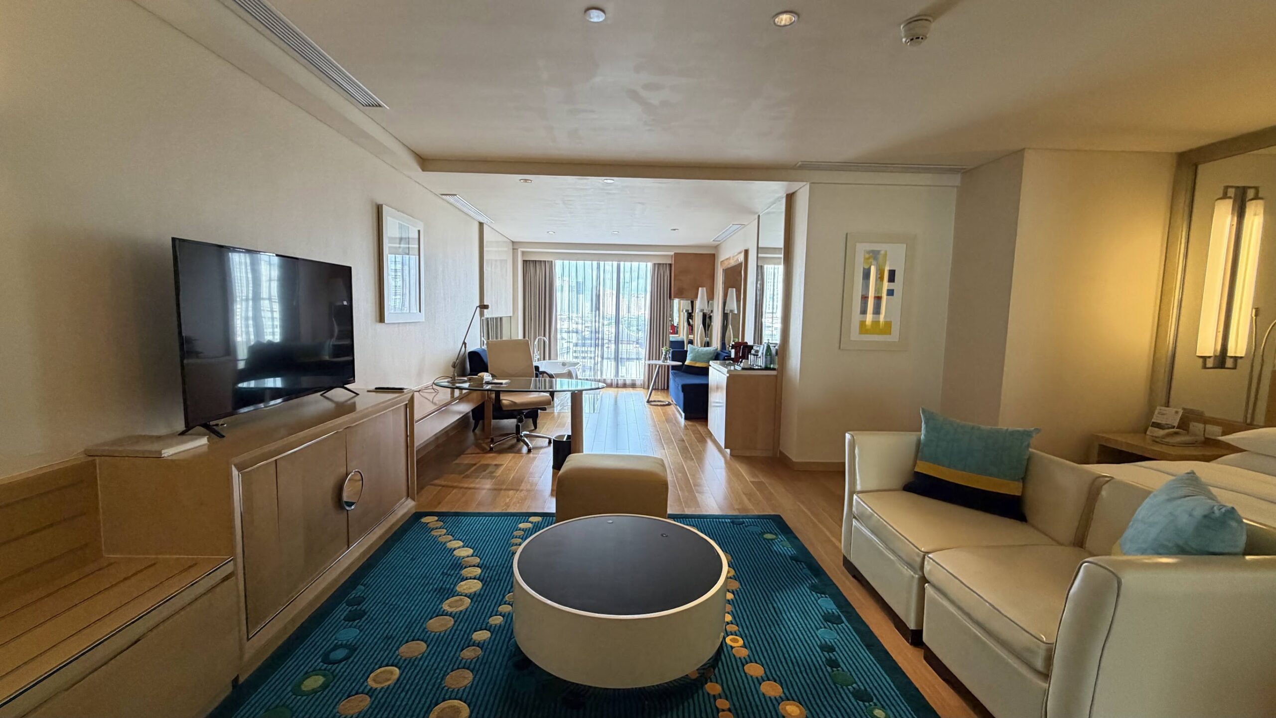 Renaissance Shanghai Yu Garden Hotel Bund River View Studio living area, television and work desk