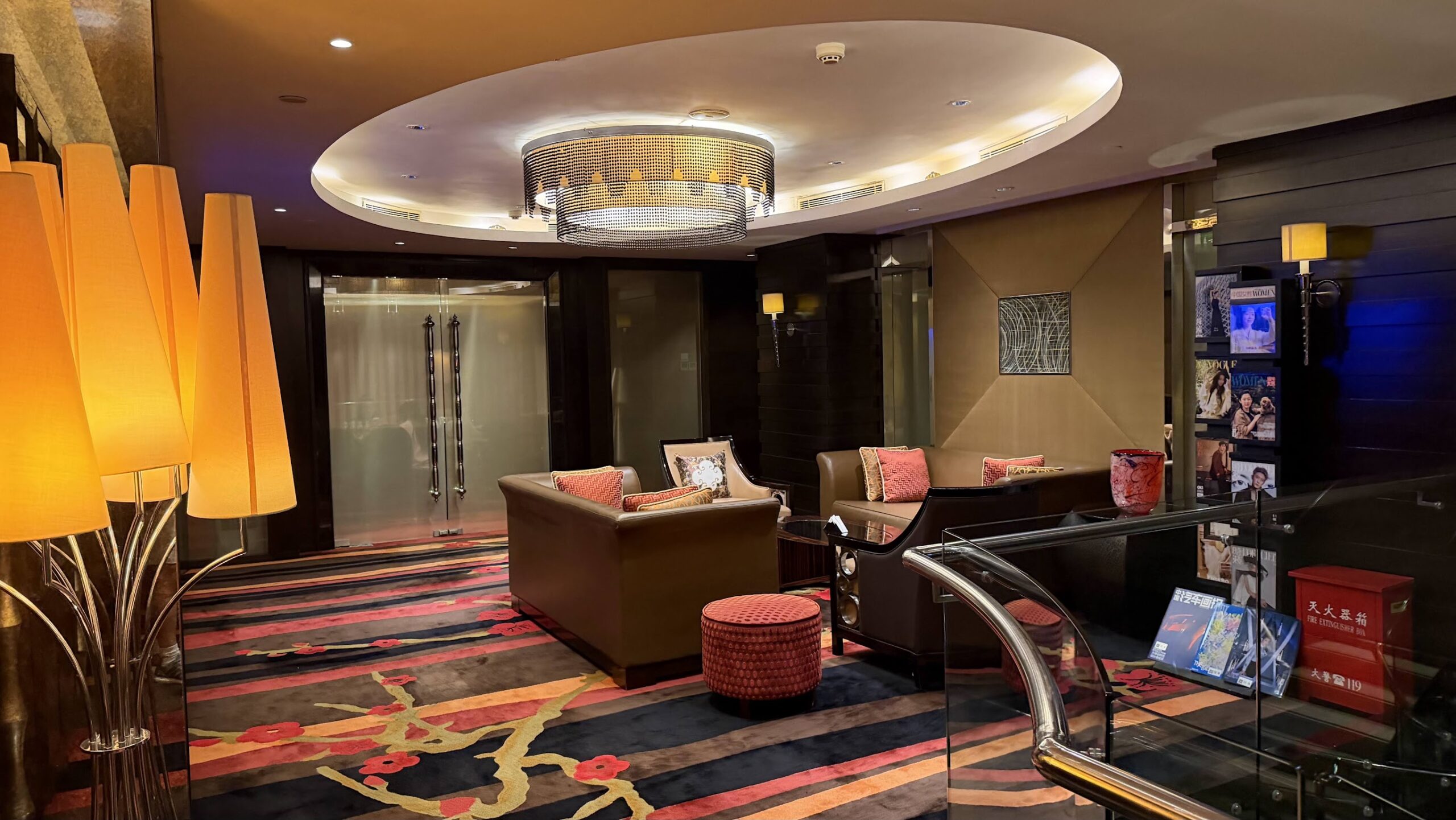 Renaissance Shanghai Yu Garden Hotel Executive Lounge upper-level seating and magazine rack