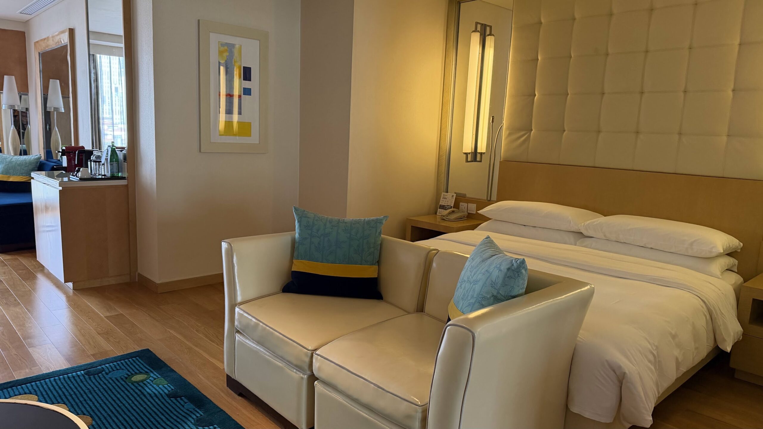 Renaissance Shanghai Yu Garden Hotel Bund River View Studio bed and sofa