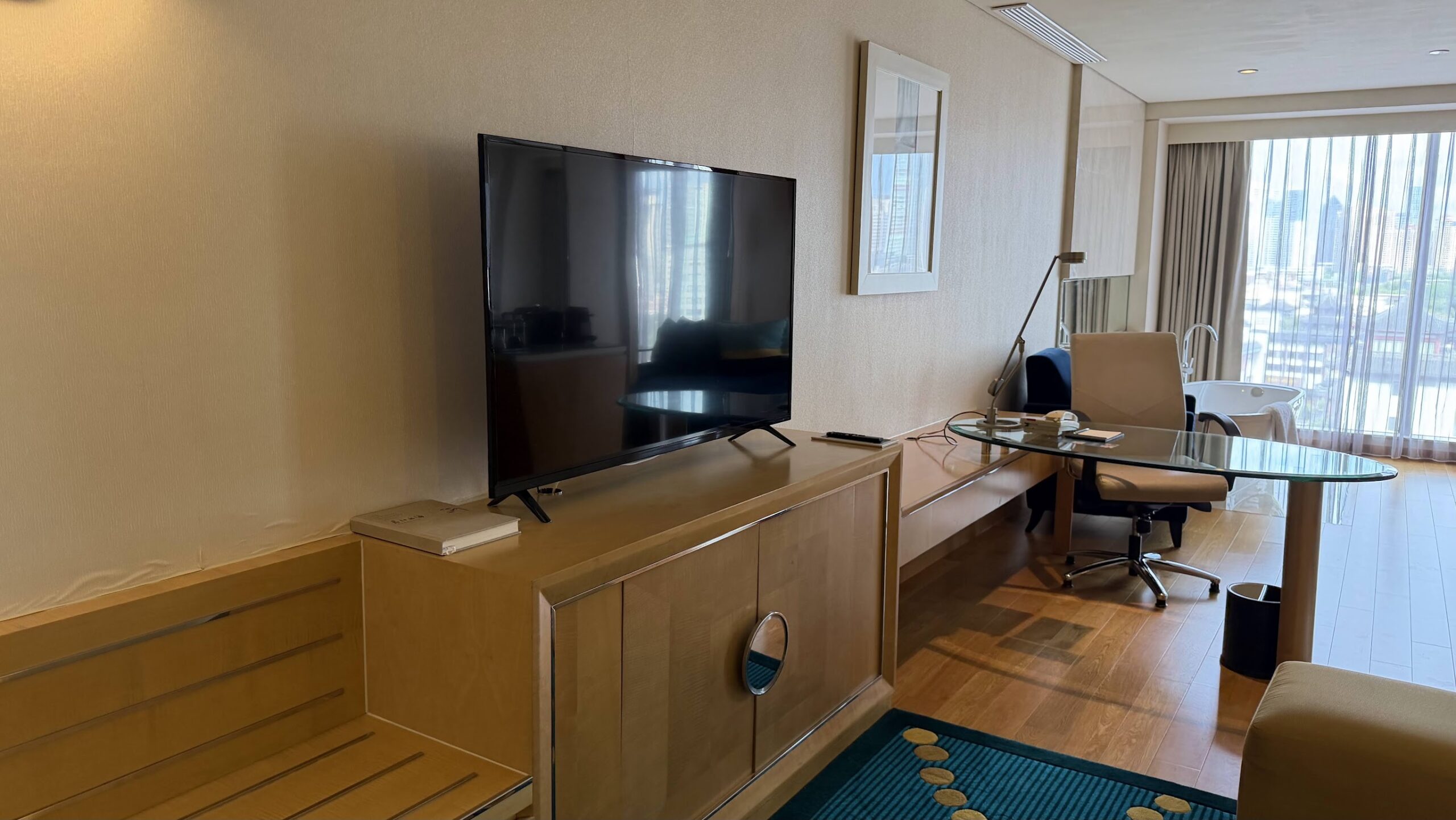 Renaissance Shanghai Yu Garden Hotel Bund River View Studio television and glass work desk