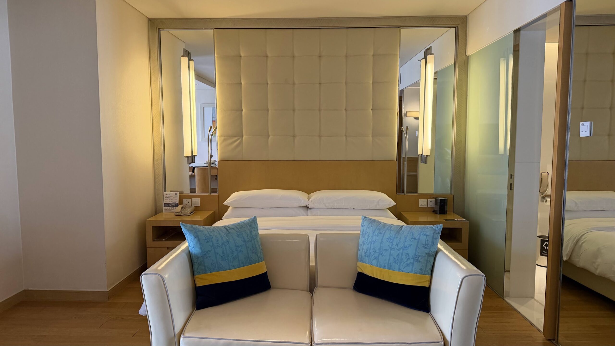 Renaissance Shanghai Yu Garden Hotel Bund River View Studio bed, sofa and bathroom entrance