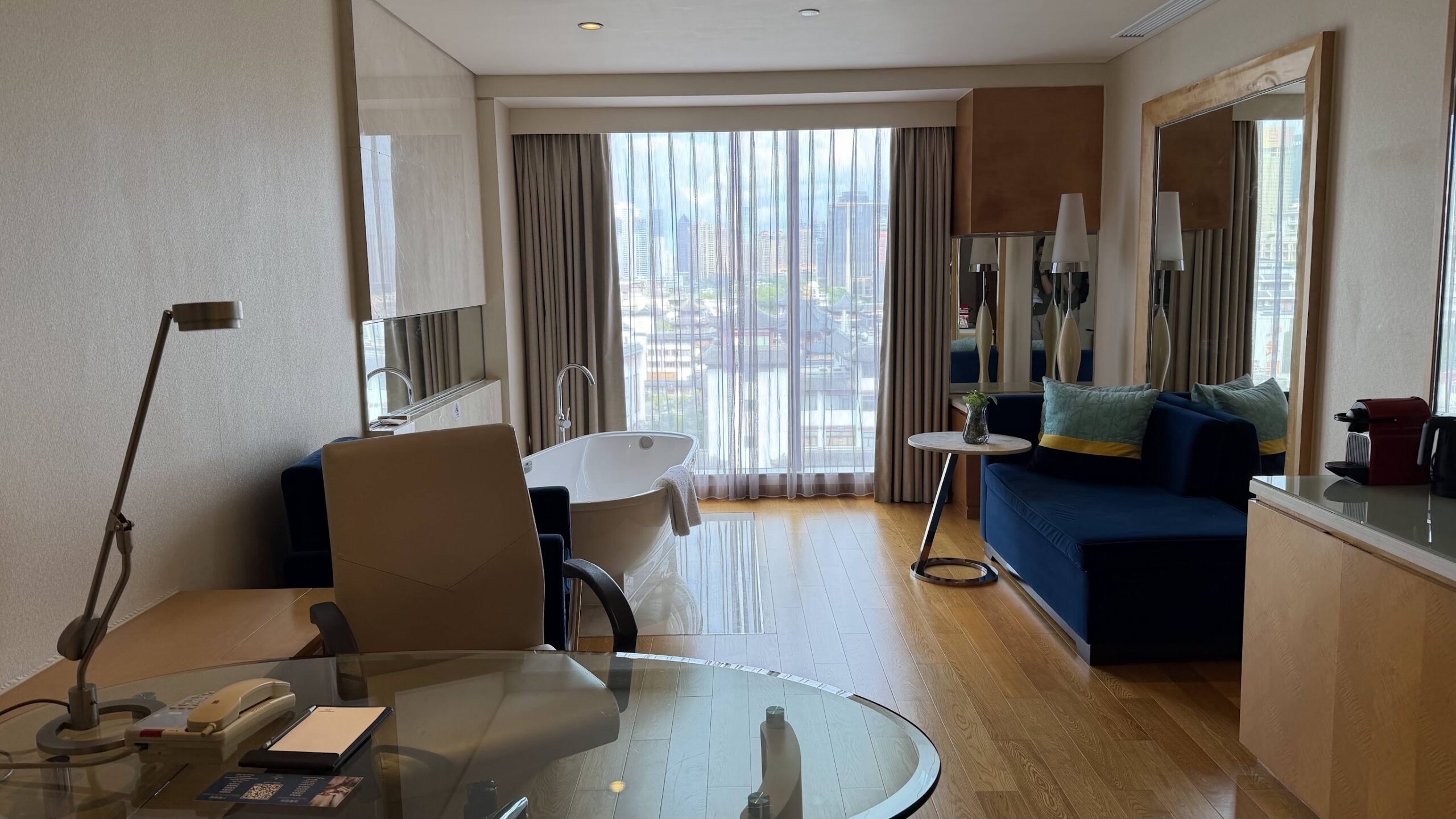 Renaissance Shanghai Yu Garden Hotel Bund River View Studio work area, window seating and bathtub
