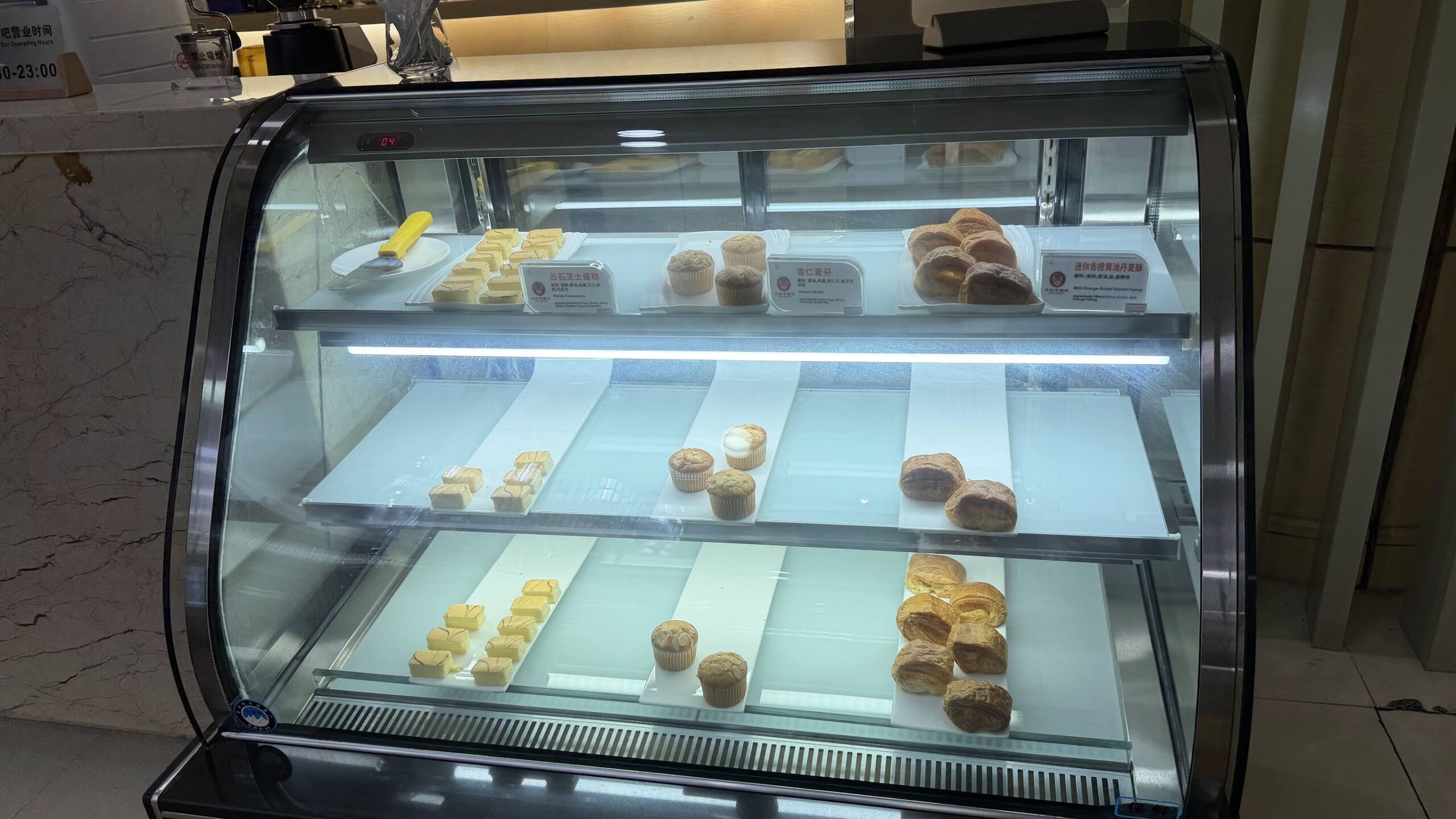 Shenzhen Airlines King Lounge pastry selection